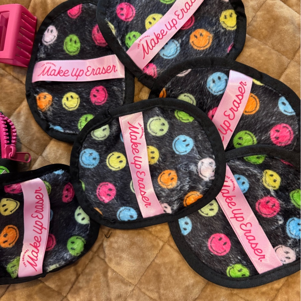 MakeUp Eraser Black and Pink Bag w/ smiley faces! Includes:7 erasers, clip, bag+